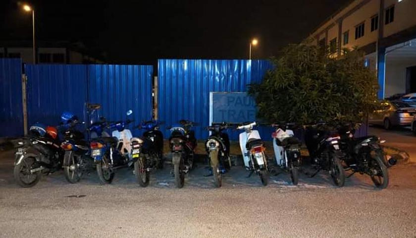 Antara motosikal disita kerana mengubah suai struktur kenderaan (ekzos). - Foto PDRM
