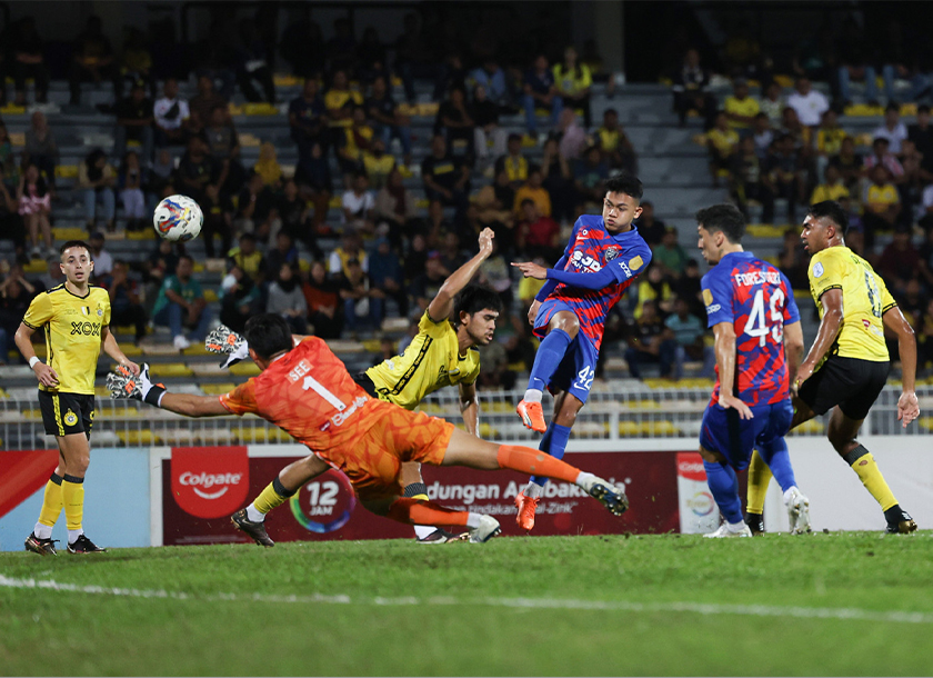 Pemain JDT, Arif Aiman Mohd Hanapi (tiga, kanan) melepaskan rembatan ke gawang gol lawan ketika bertemu pasukan Perak Fc dalam saingan Liga Super Malaysia 2023 di Stadium Perak malam tadi. --fotoBERNAMA