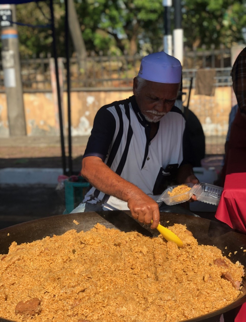 Setiap hari Halim Shaari akan datang seawal jam 10 pagi untuk memasak dan menumis rempah ratus nasi daging tempatan di dalam kawah. - Gambar Astro AWANI