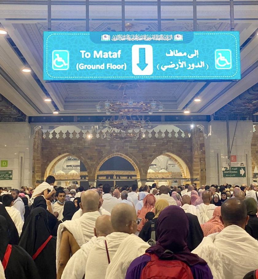 Para jemaah bersesak masuk ke kawasan Masjidil Haram untuk mendapatkan tempat solat.