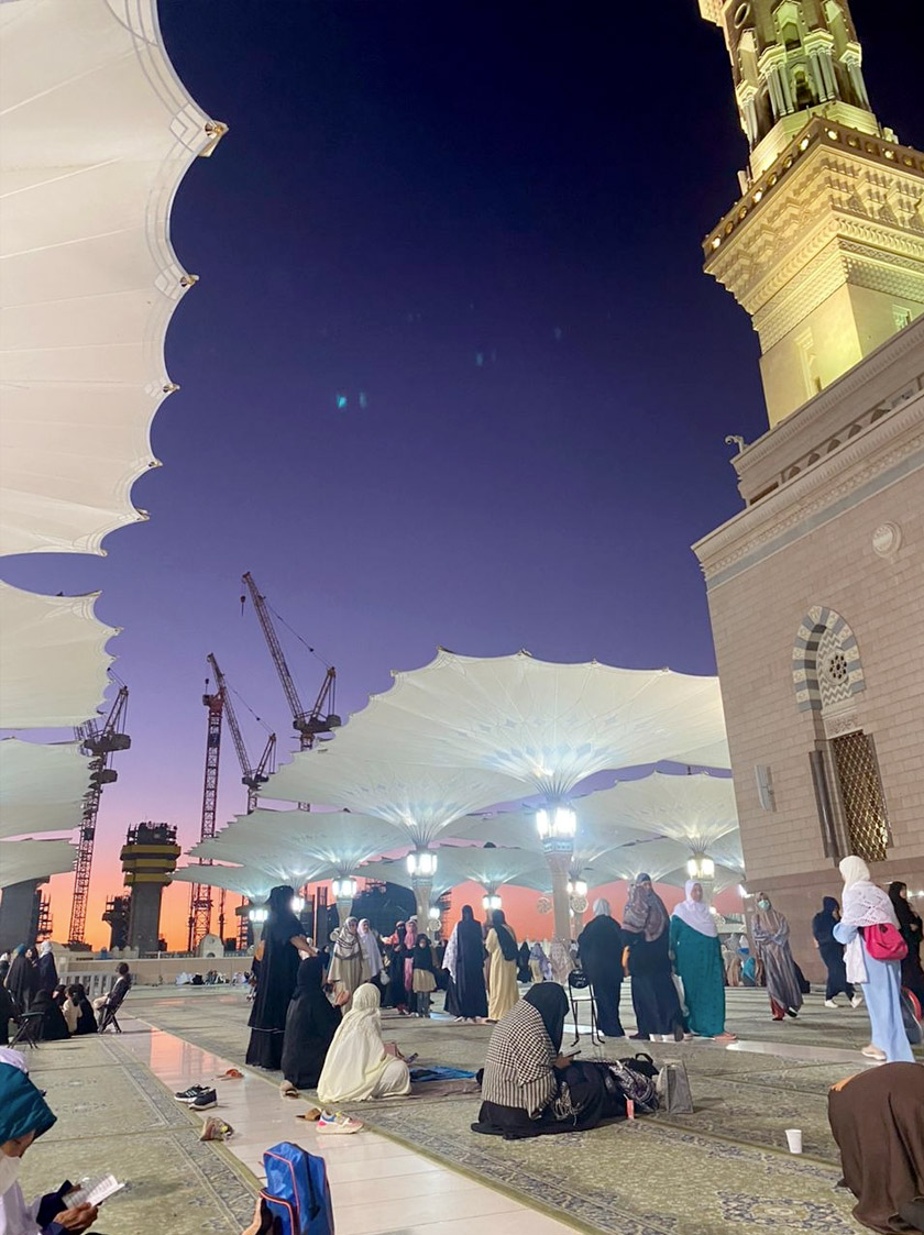 Jemaah di Masjid Nabawi, Madinah.