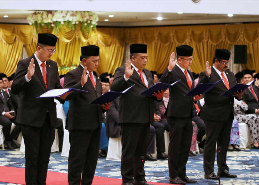 Lima daripada ADUN Melaka yang dilantik menyertai barisan Ahli Majlis Mesyuarat Kerajaan Negeri mengangkat sumpah di hadapan Yang di-Pertua Negeri, Tun Mohd Ali Rustam, hari ini.