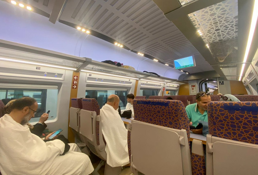 Suasana di dalam kereta api Haramain menuju Mekah.