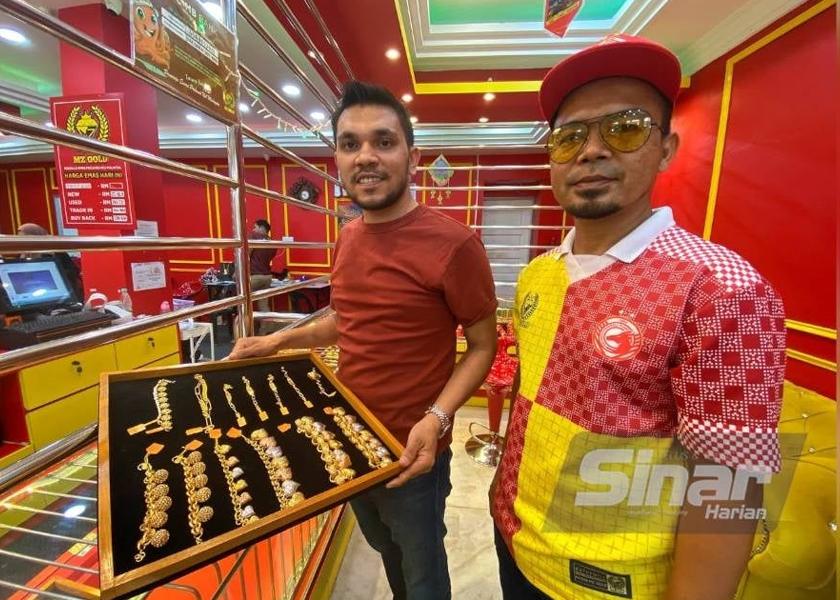 Murtadhatumizi (kiri) memperolehi sekitar 1 hingga 2 kilogram (kg) emas sehari yang dijual oleh pemilik sepanjang Mac lalu.