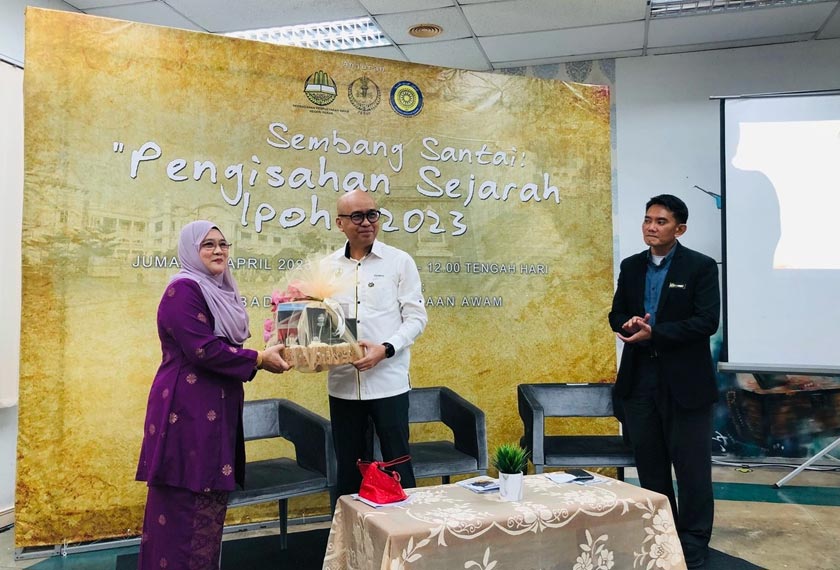 Rafidah menyampaikan cenderamata kepada Zulkifle. - Foto Astro AWANI