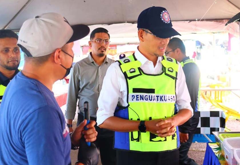 Pengerusi Jawatankuasa Hal Ehwal Agama Islam negeri, Mohd Fared Mohd Khalid yang turut serta dalam Ops Kesan hari ini. - Foto JAINJ