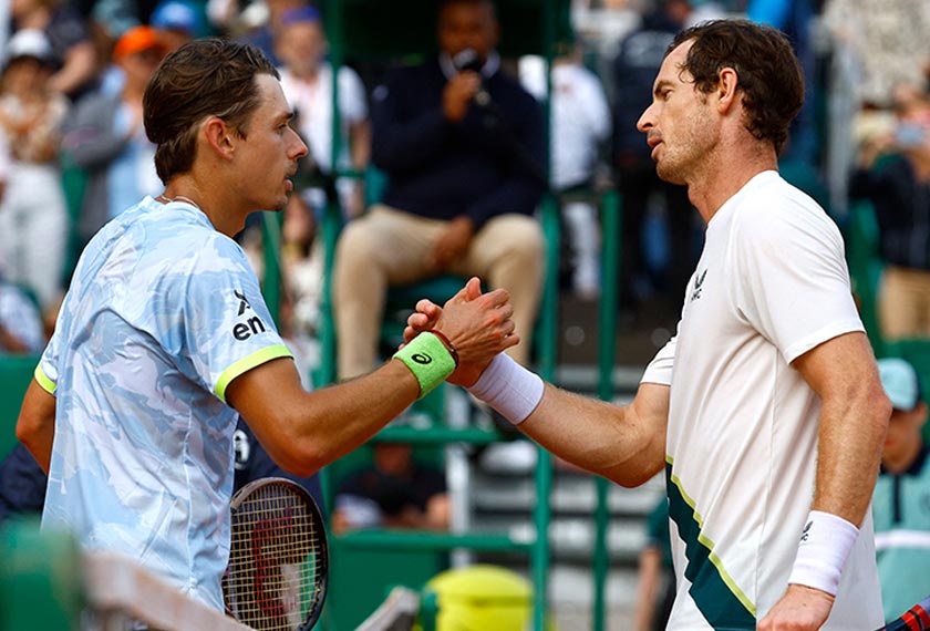 Alex de Minaur (kiri) berjabat tangan dengan Andy Murray selepas menang pusingan pertama Kejohanan Tenis Masters Monte Carlo di Monte-Carlo Country Club, Roquebrune-Cap-Martin, Perancis, 10 April 2023. - REUTERS