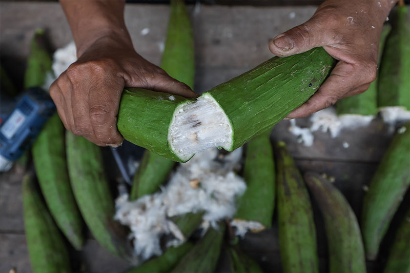 Proses membuat pelita kekabu sebagai persiapan sempena malam tujuh likur yang dilakukan petani Mohd Zailani Mohd Nor, 48, semasa ditemui di rumahnya di Kampung Alor Belanga, semalam. - Foto BERNAMA