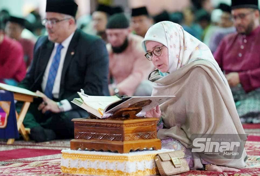 World #QuranHour tahun ini mengangkat tema 'Memanusiakan Ummah' melalui agenda memanusiakan diri, keluarga, masyarakat dan negara. - Foto Sinar Harian