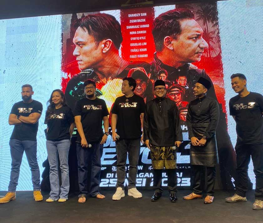 Dari kiri: Sharnaaz Ahmad, Nora Daniah, pengarah Syafiq Yusof, produser Joel Soh, Shaheizy Sam, Zizan Razak dan Fauzi Nawawi. - Astro AWANI