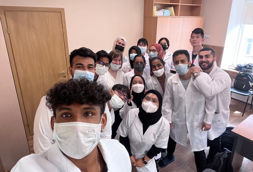 Bersama rakan-rakan Malaysia dan asing mengikuti kelas untuk subjek pembedahan dan jahitan. Memasuki Clinical Year di bulan Ramadan, semua pelajar perlu ke hospital kepakaran yang lokasinya jauh daripada universiti. _ Gambar Astro AWANI