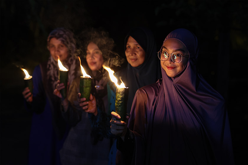 Generasi muda, Nur Ain Balqis Lokman, 16, (kanan) bersama penduduk kampung tidak melepaskan peluang untuk merasai pengalaman serta melihat dengan lebih dekat pelita kekabu sempena malam tujuh likur di Kampung Alor Belanga, malam tadi. - Foto BERNAMA