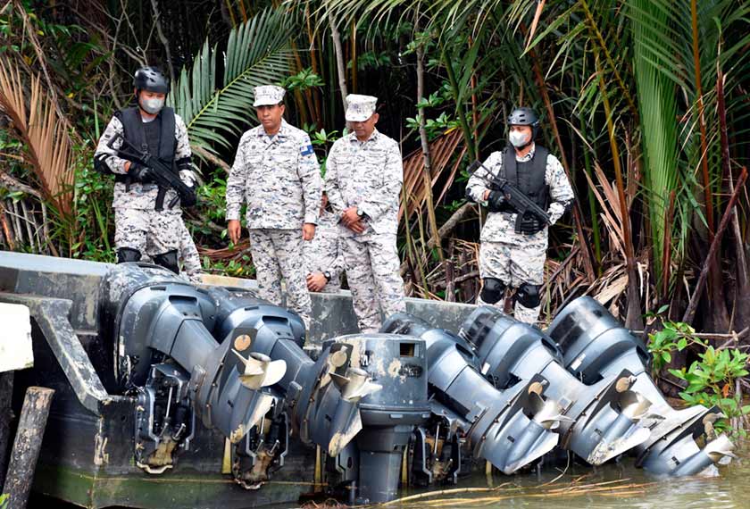 APMM berjaya menggagalkan cubaan penyeludupan 4.8 juta batang rokok kretek pelbagai jenama bernilai RM3.3 juta di perairan muara Tanjung Gabang, Selangor sempena Op Khas Pagar Laut pada Selasa. - Foto BERNAMA