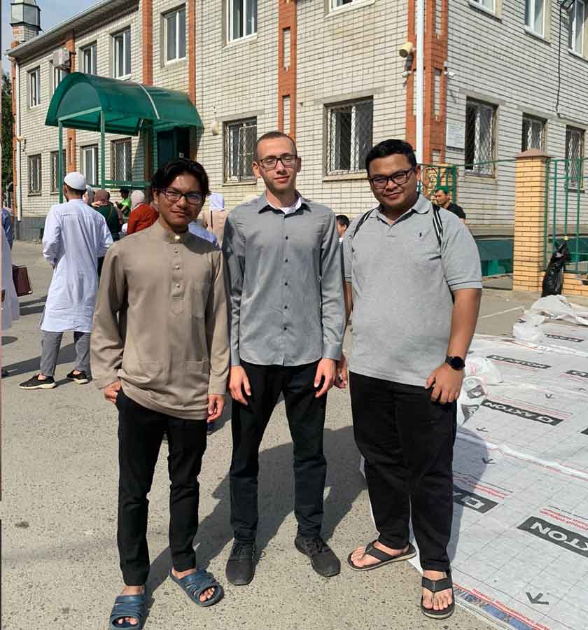 Sepanjang Ramadan, Ahmad Ashraff Haiqal Ahmad Zakki (kiri) belum berkesempatan untuk menunaikan solat Terawih di masjid di Volgograd di Rusia, hanya berpeluang solat Jumaat sahaja, jika diisytiharkan cuti. - Gambar Astro AWANI