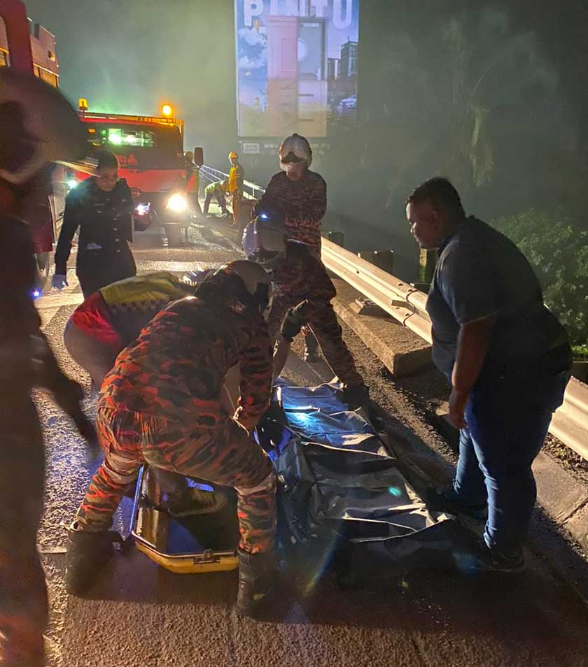 Mayat mangsa telah diserahkan kepada pihak polis untuk tindakan lanjut. - Foto JBPM