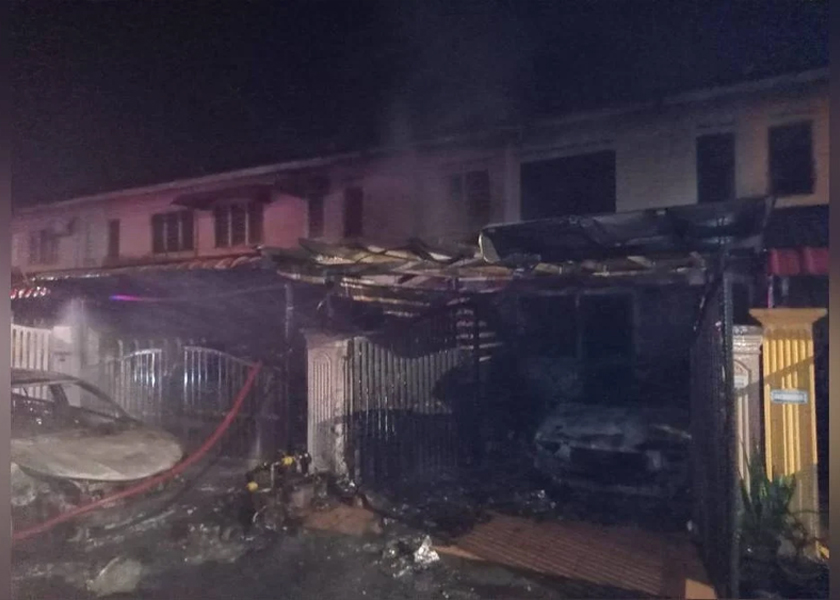 Kebakaran turut mengakibatkan empat kenderaan musnah. - Sinar Harian
