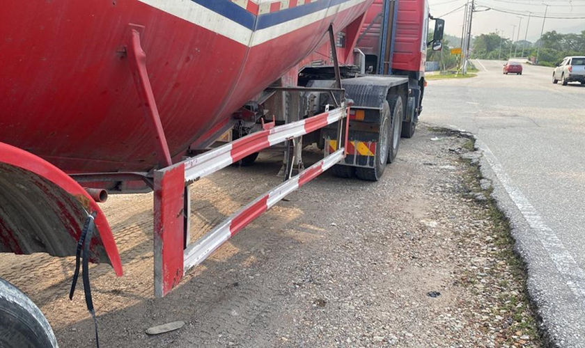 Hasil pemeriksaan mendapati terdapat kesan bengkok dan cat tertanggal pada penghadang besi di sebelah kanan, di tengah kenderaan berkenaan. - Foto PDRM