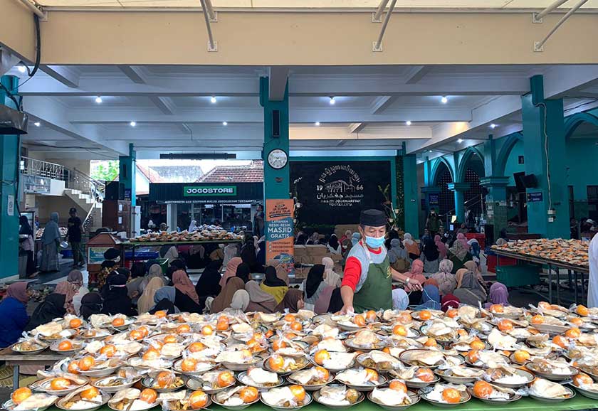 Penyediaan takjil di Masjid Jogokariyan mencecah lebih 3,000 pinggan sehari dalam bulan Ramadan tahun ini - Foto: Ahmad Yusuf / HamzTravels Yogyakarta