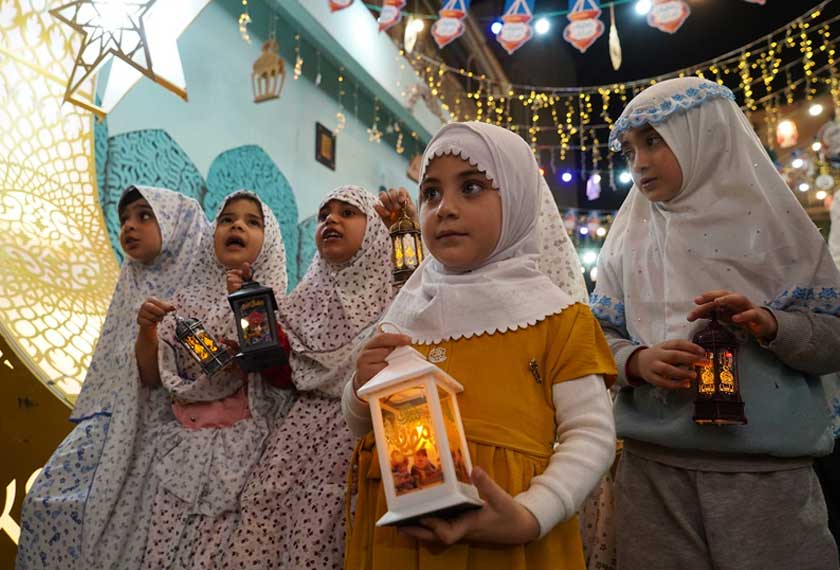 Kanak-kanak membawa pelita di bandar lama Mosul pada 22 Mac 2023, untuk menyambut permulaan Ramadan. - Gambar Ismael Adnan/Facebook Al Jazeera English