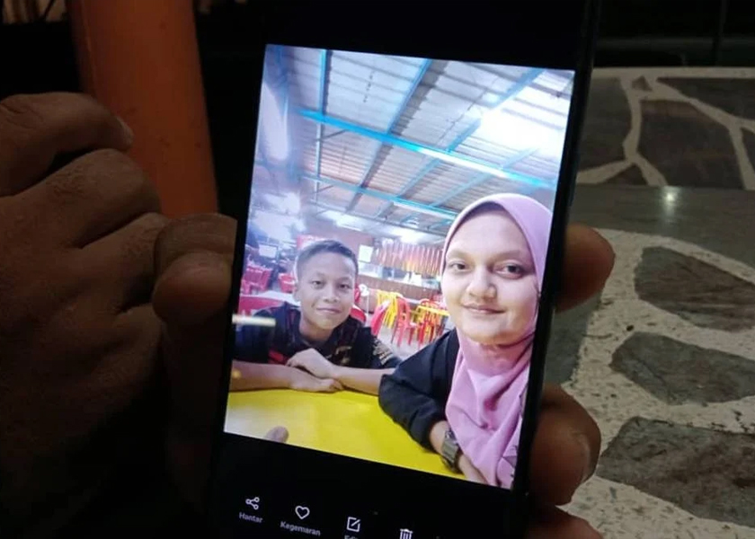 Ahmad Muhammad (kiri) yang lemas semasa mandi bersama jirannya di Sungai Pulau Jering, Kampung Bukit Tunggal, Segamat