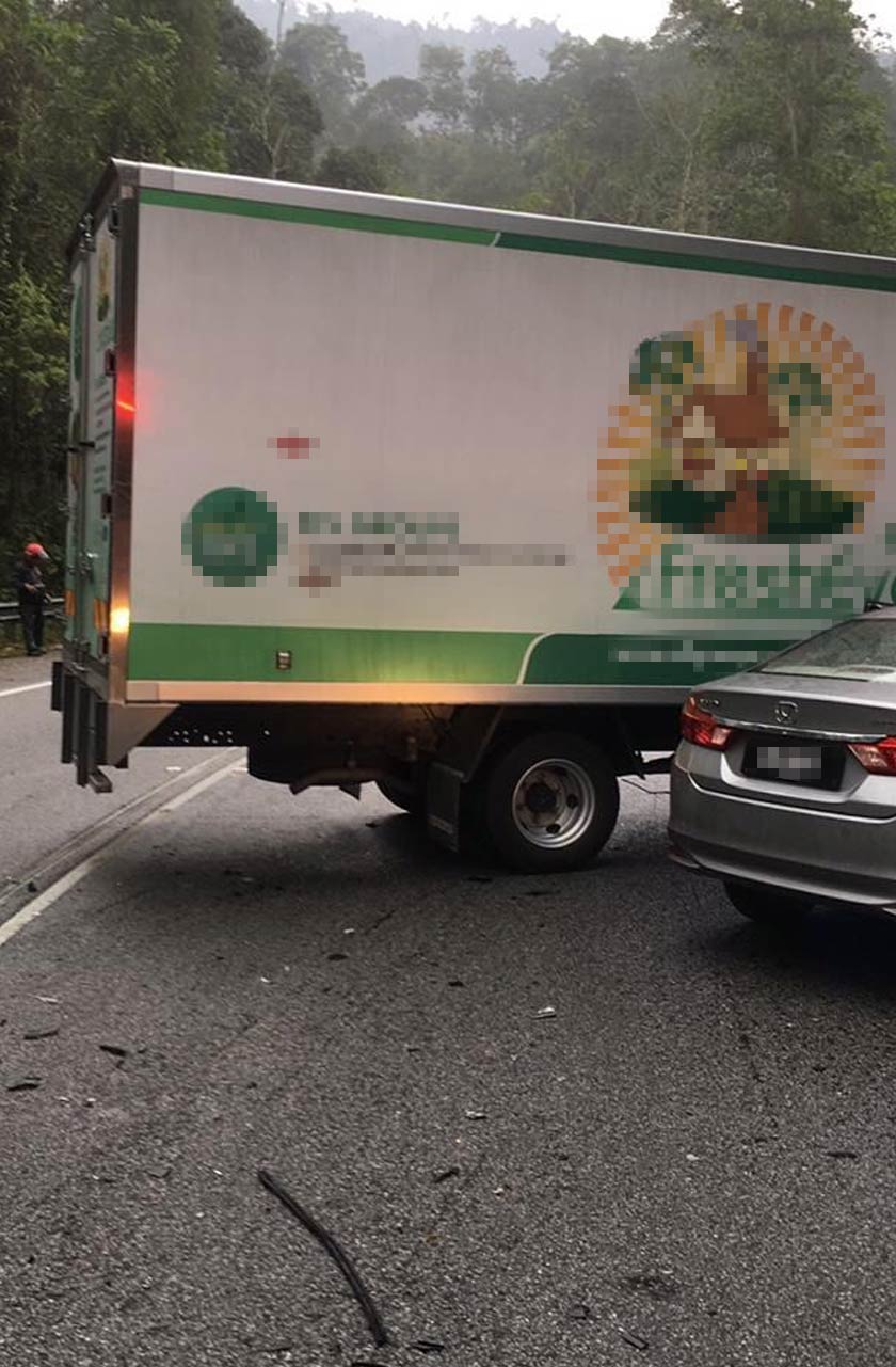 Keadaan lori yang membawa muatan sayur dan kereta yang terbabit kemalangan dekat Jalan Simpang Pulai-Cameron Highlands, hari ini. - Foto JBPM