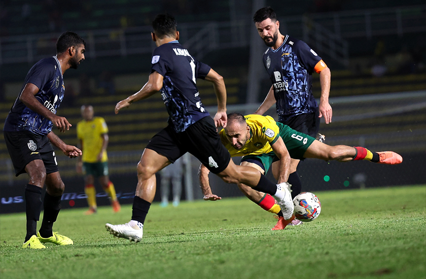 Pemain Kedah Amirbek Juraboev diasak tiga pemain KL City FC (dari kiri) Mohamad Kamal Azizi Mohamad Zabri, Kenny Pallraj Davaragi dan Paulo Josue Sturmer Dos Ries pada perlawanan Liga Super di Stadium Darul Aman, Alor Setar, malam tadi. --fotoBERNAMA