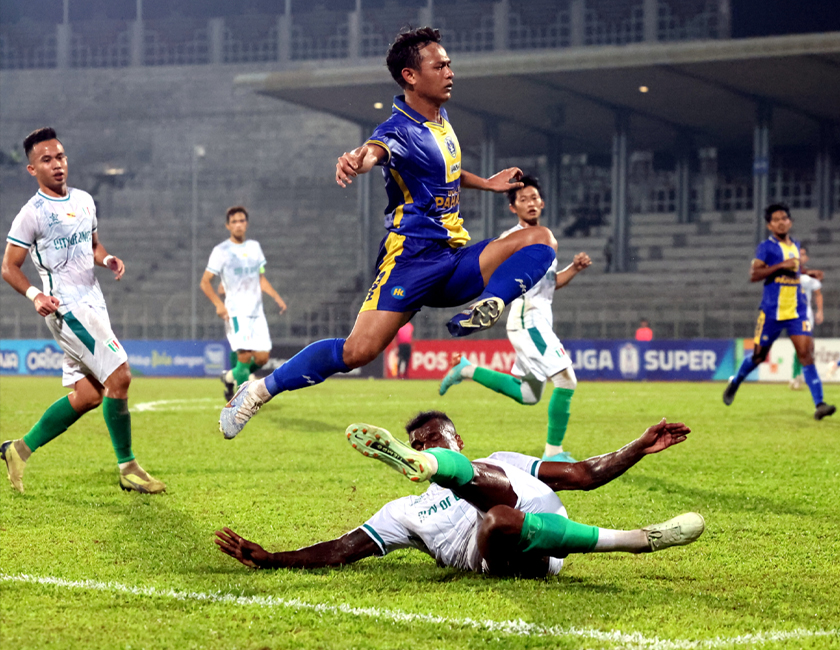 Pemain Kuching City FC melakukan terjahan keras ke atas pemain Sri Pahang FC pada saingan liga Super di Stadium Negeri, Kuching, 18 April 2023. --fotoBERNAMA