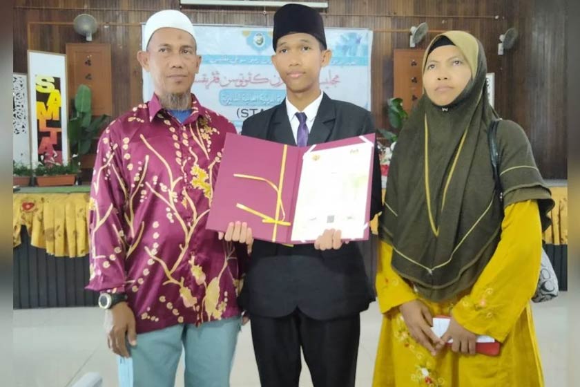 Muhammad Zaurein (tengah) juga memperoleh keputusan cemerlang 10 Mumtaz dalam STAM. - Foto Sinar Harian