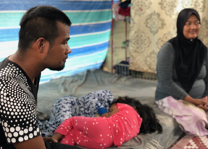 Keadaan di dalam bangsal yang diduduki empat sekeluarga di Kampung Sungai Batu. - Astro AWANI