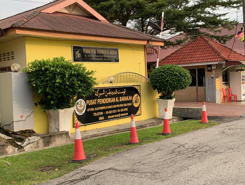 Pintu masuk pondok pengajian agama dewasa. - Foto Astro AWANI