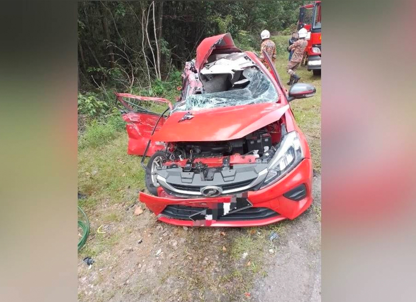 Keadaan kereta Myvi yang terlibat dalam kemalangan dengan sebuah lori di Jalan Mersing, Batu 10 pada Khamis. - Foto Sinar Harian