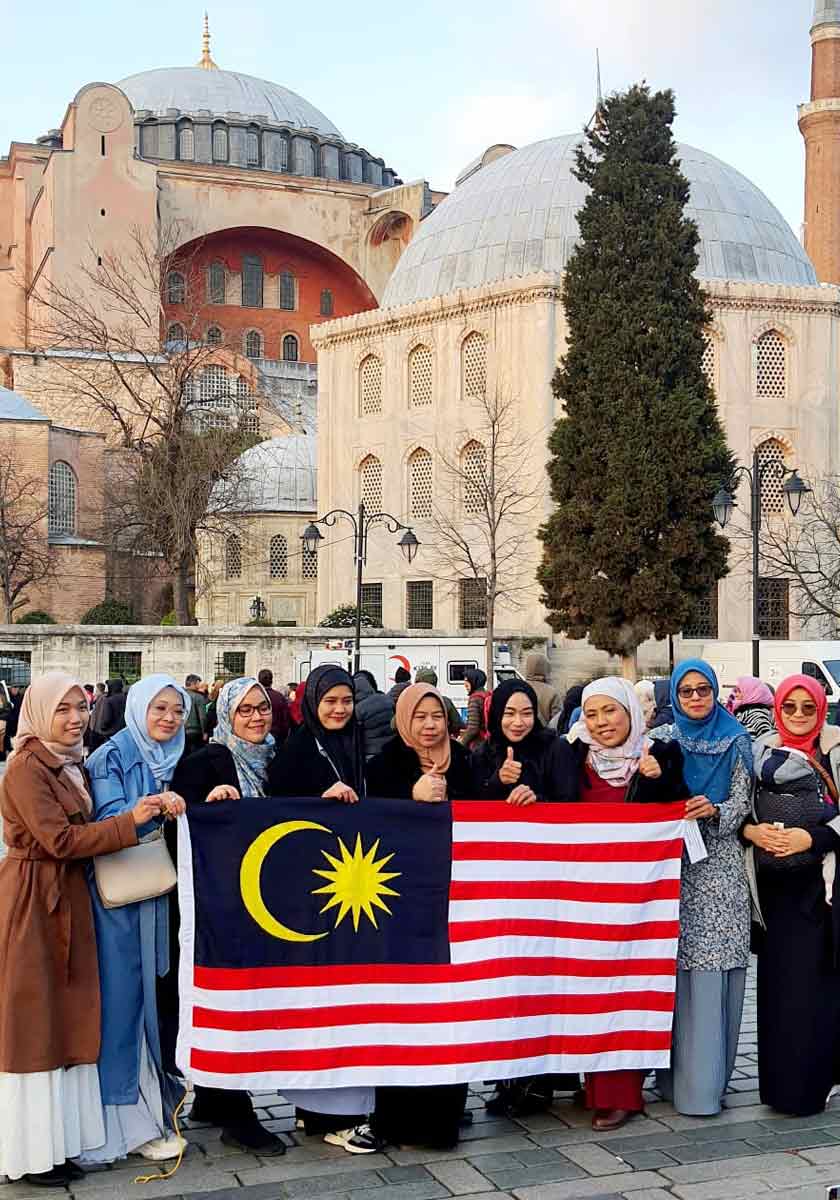 Norlizah Jahaya (tiga dari kanan) bersama rakan-rakannya.