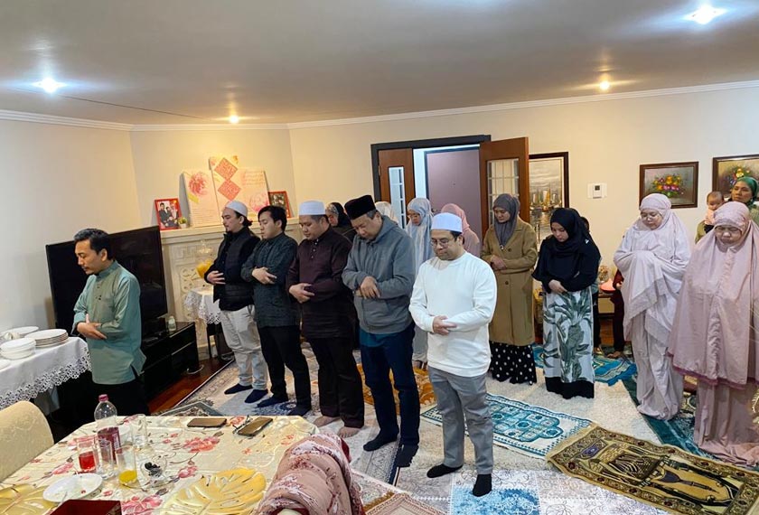 Berjemaah mengerjakan solat sunat Tarawih.