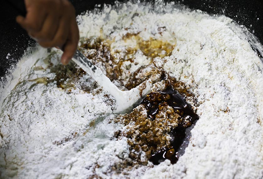 Lemang tepung ataupun nama lainnya Kelamai ini dihasilkan menggunakan tepung gandum sebagai bahan utama . - Foto BERNAMA