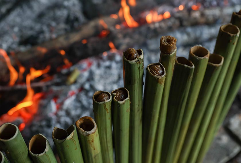 Proses membakar lemang tepung menurut Zainab kebiasaannya mengambil masa antara satu hingga dua jam. - Foto BERNAMA