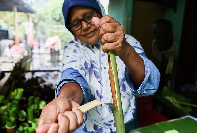 Lemang tepung saiz buluhnya lebih 'halus' berbanding lemang pulut, selain tiada daun pisang digunakan dan 'isi buluh' yang berwarna coklat. - Foto BERNAMA