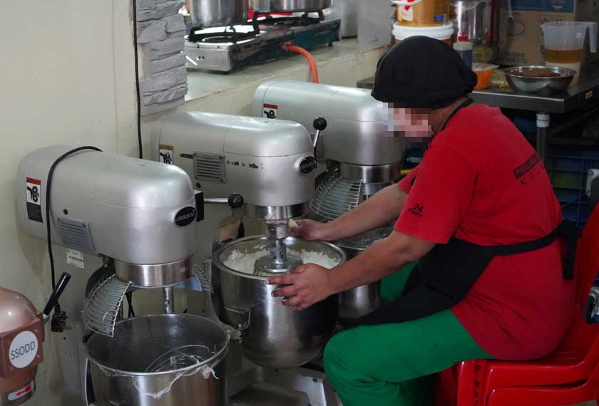 Antara penghuni yang terlibat dalam penghasilan kuih raya.