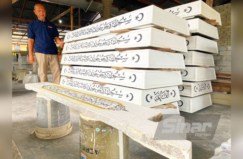 Tajuddin menunjukkan antara belindan yang terdapat di kedainya. - Foto Sinar Harian