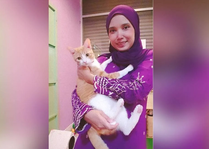 Noor Aini bersama salah satu kucing pelanggannya. - Foto Sinar Harian