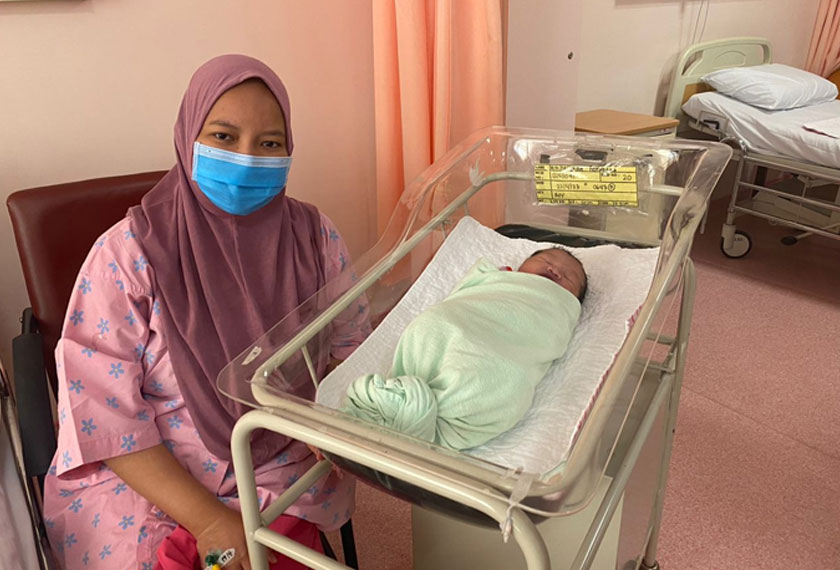 Haslenda Farahana Mohammad bersama bayi lelakinya. - Foto Astro AWANI
