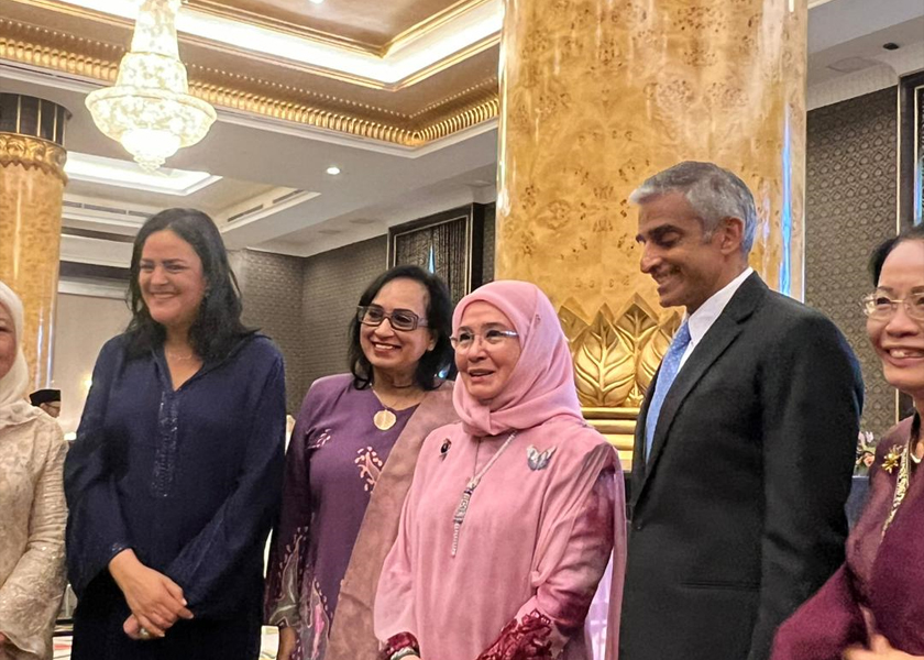 Tunku Azizah berkenan menyantuni para tetamu yang hadir pada majlis berkenaan. - Foto Astro AWANI