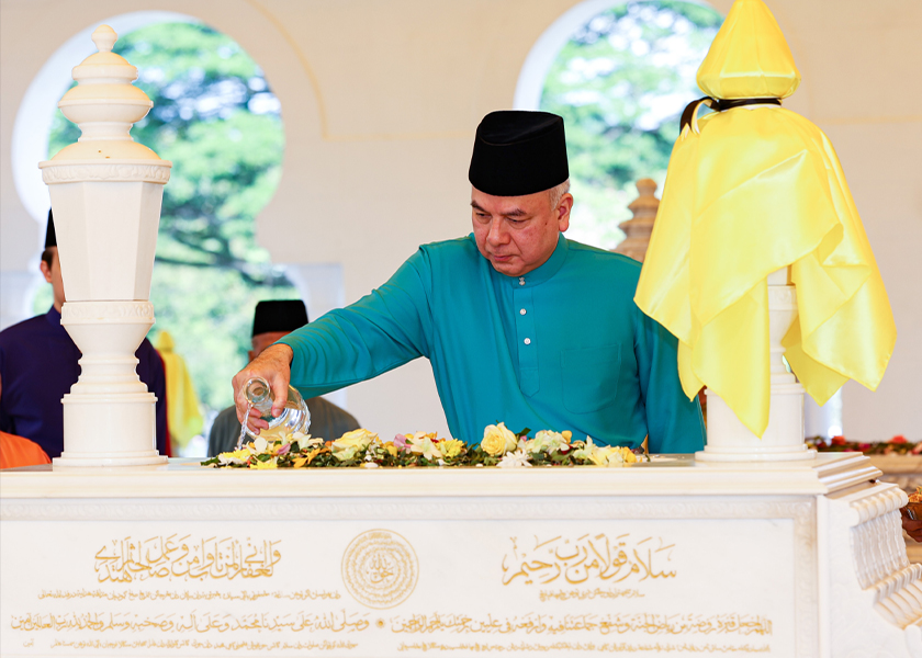 Sultan Perak Sultan Nazrin Shah berkenan menyiram air mawar di makam ayahanda baginda Almarhum Sultan Azlan Shah selepas berangkat menunaikan Solat Sunat Aidilfitri di Masjid Ubudiah hari ini. - Foto BERNAMA