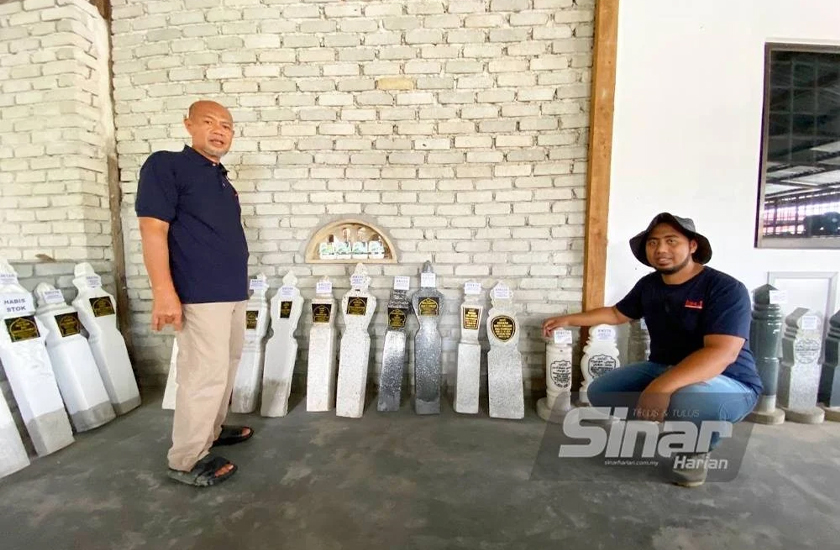 Tajuddin (kiri) dibantu anaknya, Ahmad Shukri mengusahakan perniagaan batu nisan dan belindan di Kampung Atas Pinggir, Pasir Mas. - Foto Sinar Harian