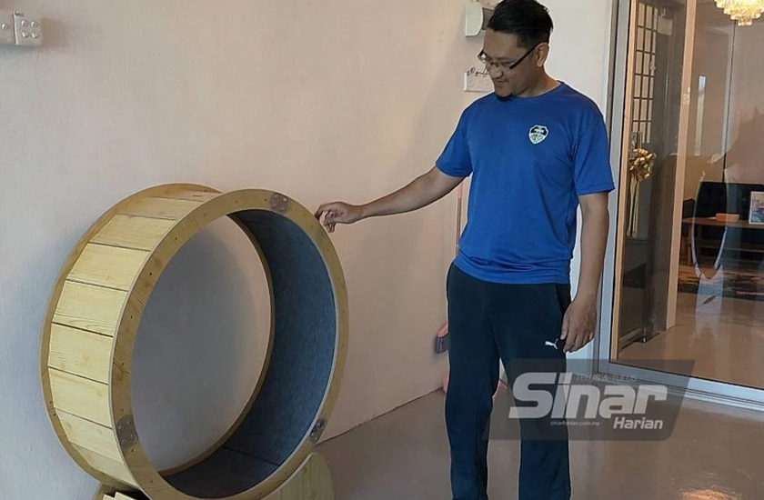 Saiful Islam menunjukkan antara permainan yang disediakan di Tommy Cat Hotel dan Spa. - Foto Sinar Harian