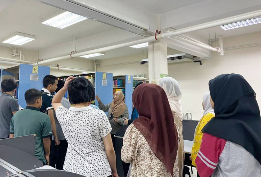 Rose Diana bersama para pelajar KKSY di perpustakaan. - Foto Astro AWANI