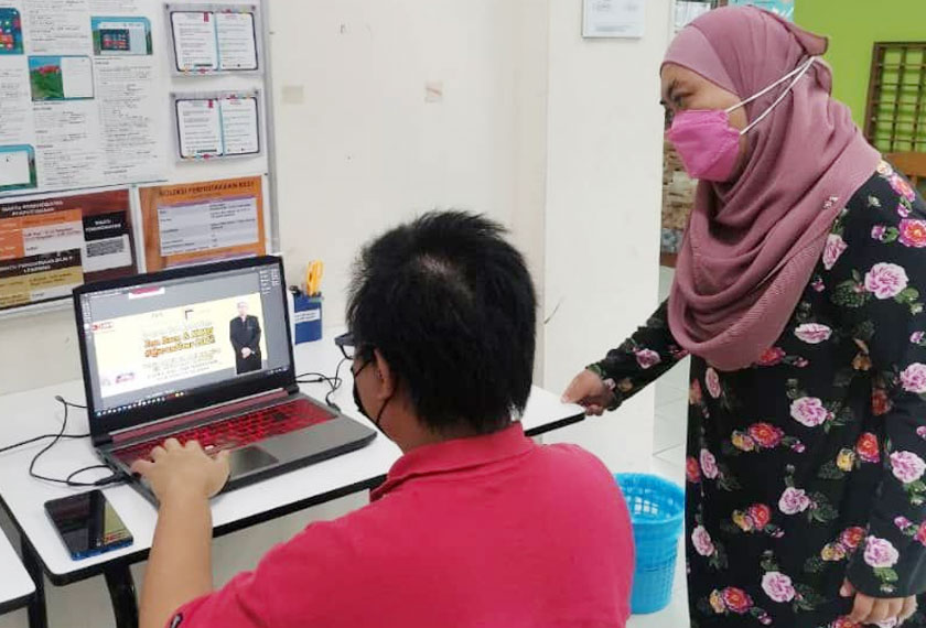 Membaca dapat membantu meningkatkan keterampilan sosial seseorang dan memperoleh pengetahuan tentang budaya dan adat istiadat yang berbeza. - Kolej Komuniti Selayang