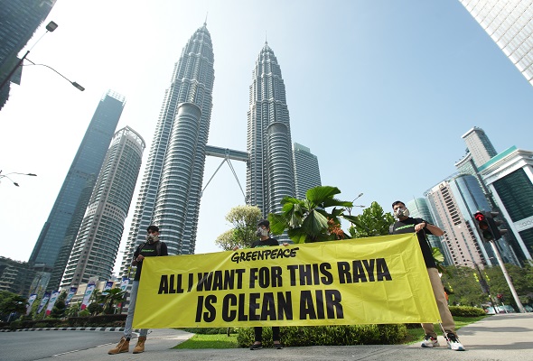 Greenpeace Malaysia calling for clean air in front of the Petronas Twin Towers this festive season.