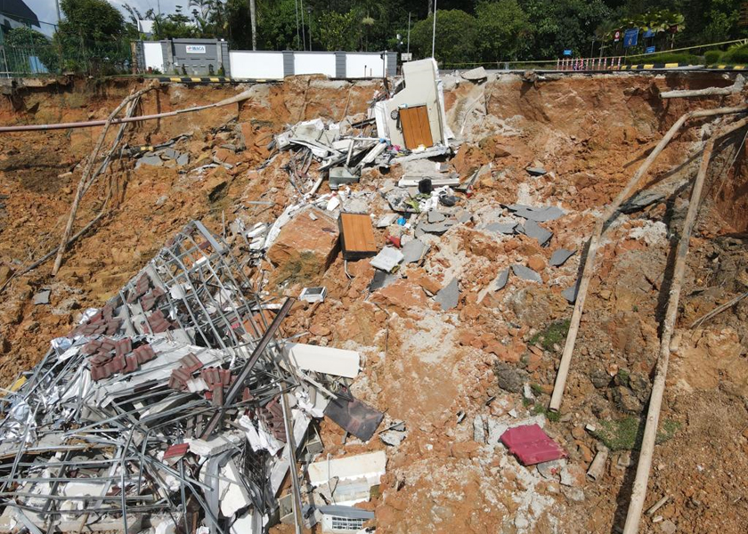 Jabatan Bomba Penyelamat (JBPM) Kuala Lumpur, mengesahkan kejadian itu selepas menerima panggilan mengenainya jam 1.54 petang.