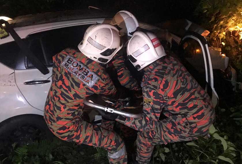 Anggota bomba menggunakan peralatan menyelamat bagu mengeluarkan mangsa tersepit dan diserahkan kepada pihak ambulans bagi rawatan lanjut. - Foto JBPM Perak
