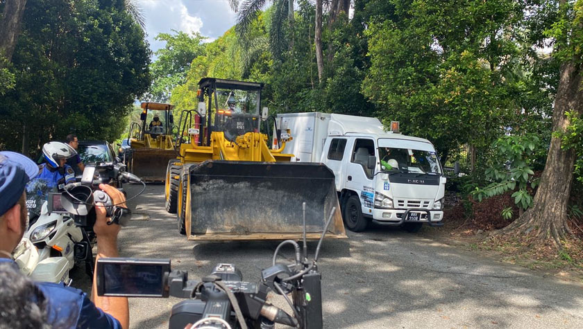 Dua jentolak JKR tiba di lokasi tanah runtuh bagi membantu kerja-kerja pembersihan runtuhan. - Gambar/ Astro AWANI